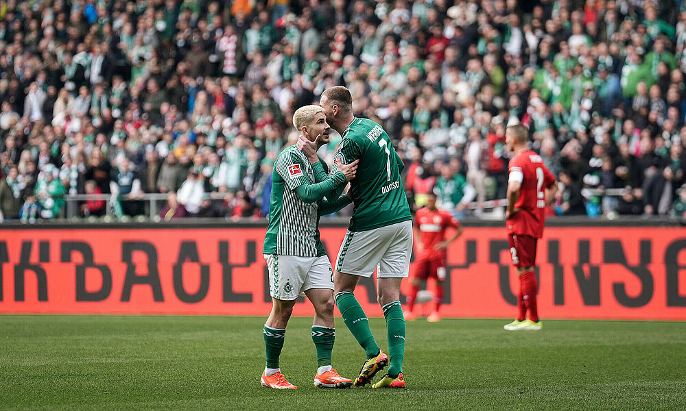 Romano Schmid umarmt Marvin Ducksch. 