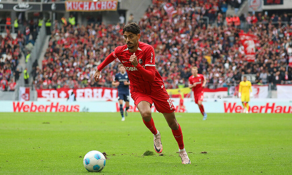 null Eren Dinkci mit Ball am Fuß-