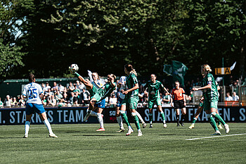 Larissa Mühlhaus geht zum Fallrückzieher. 