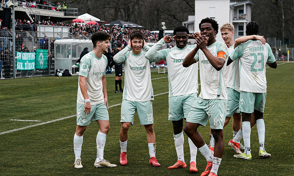 Die U19 des SV Werder beim Torjubel.