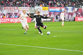 Mitchell Weiser beim Torschuss gegen RB Leipzig