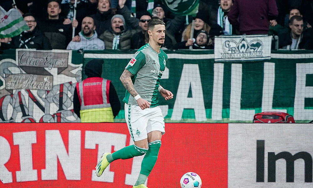 Marco Friedl im Spiel mit Ball am Fuß. 