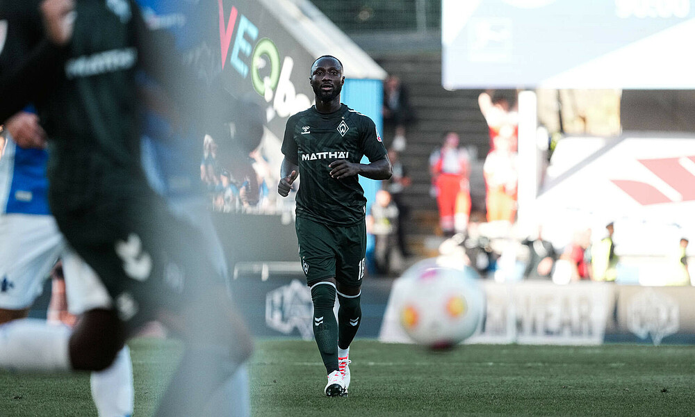 Naby Keïta rennt im Werder-Trikot über den Platz. 