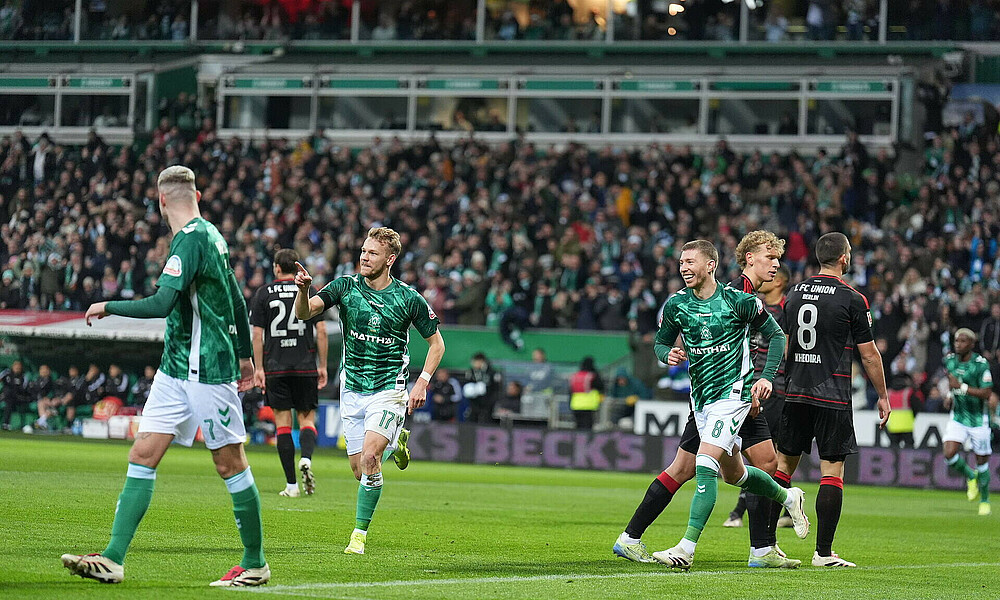 Marco Grüll jubelt nach seinem Tor gegen den 1. FC Union Berlin.