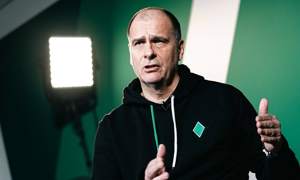 Klaus Filbry gestikuliert im Interview