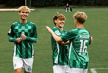null Die U19 bejubelt einen Treffer.