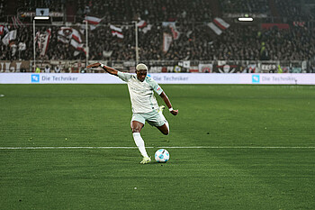 Derrick Köhn trifft gegen den FC St. Pauli. 