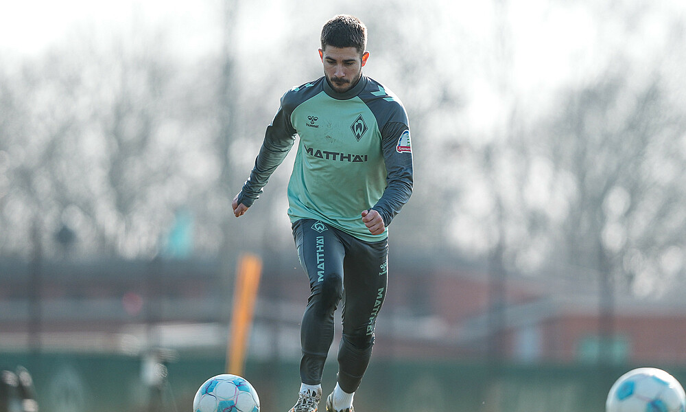 Romano Schmid beim Schussversuch im Training