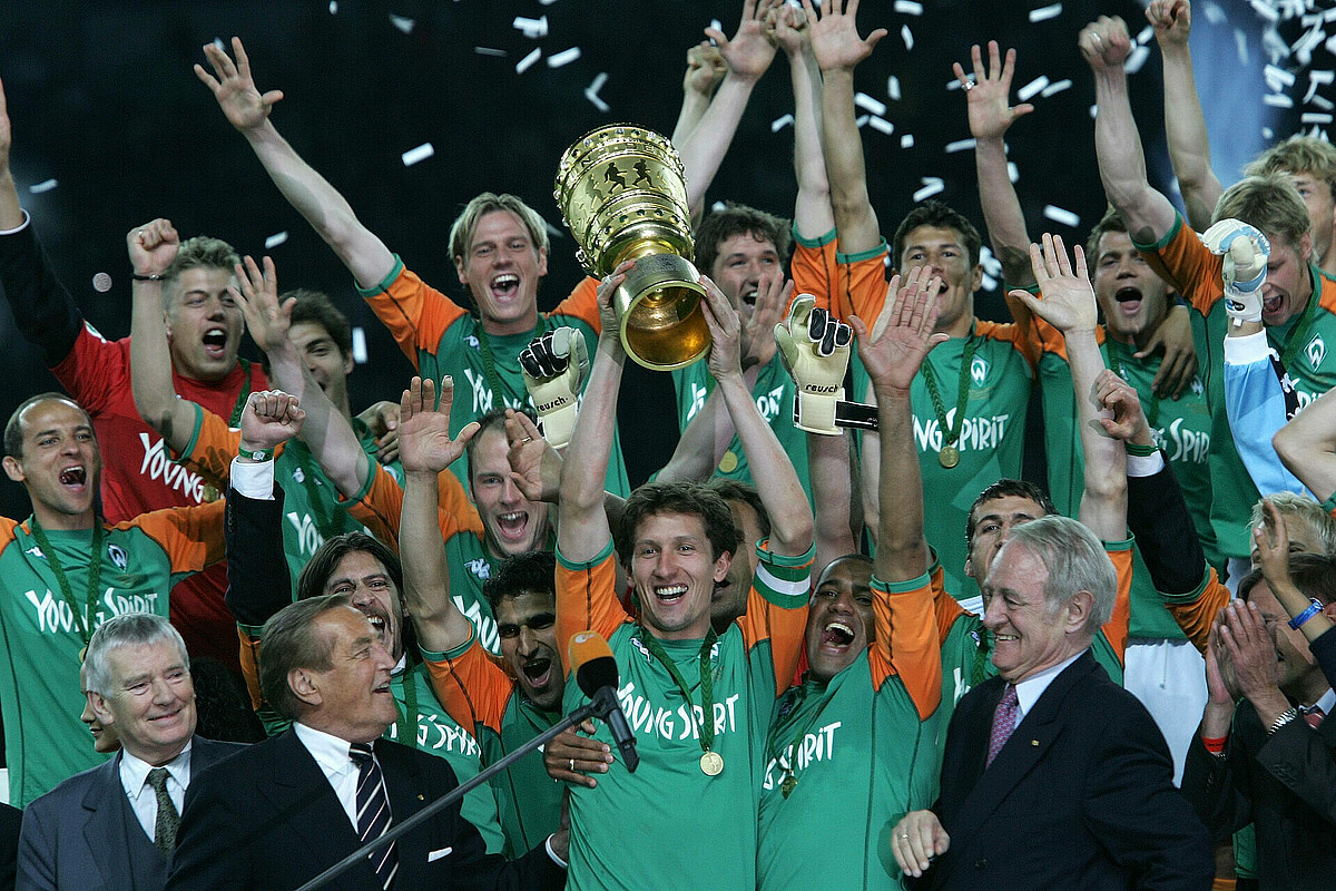 Die Mannschaft nimmt den DFB-Pokal entgegen.