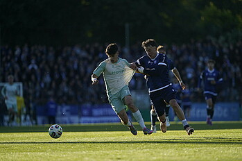 Zweikampfszene aus dem Spiel Werder - KSC