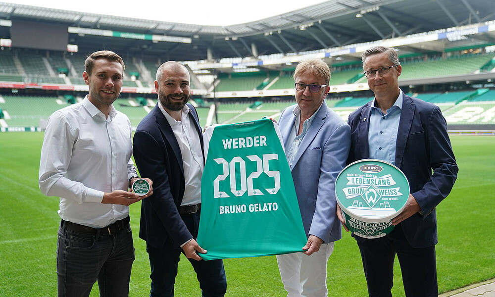 Fynn Köhler, Christian Rauhut, Bruno Lucchetta und Peter Flügge präsentieren ein Werder-Trikot mit 2025 und Bruno Gelato-Aufdruck.