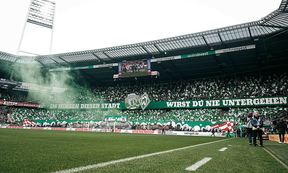 null Die Ostkurve zeigt eine Choreo.