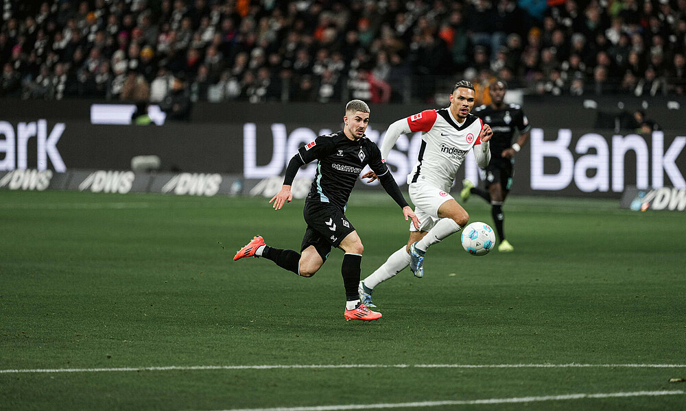 Romano Schmid im Laufduell mit einem Frankfurter.