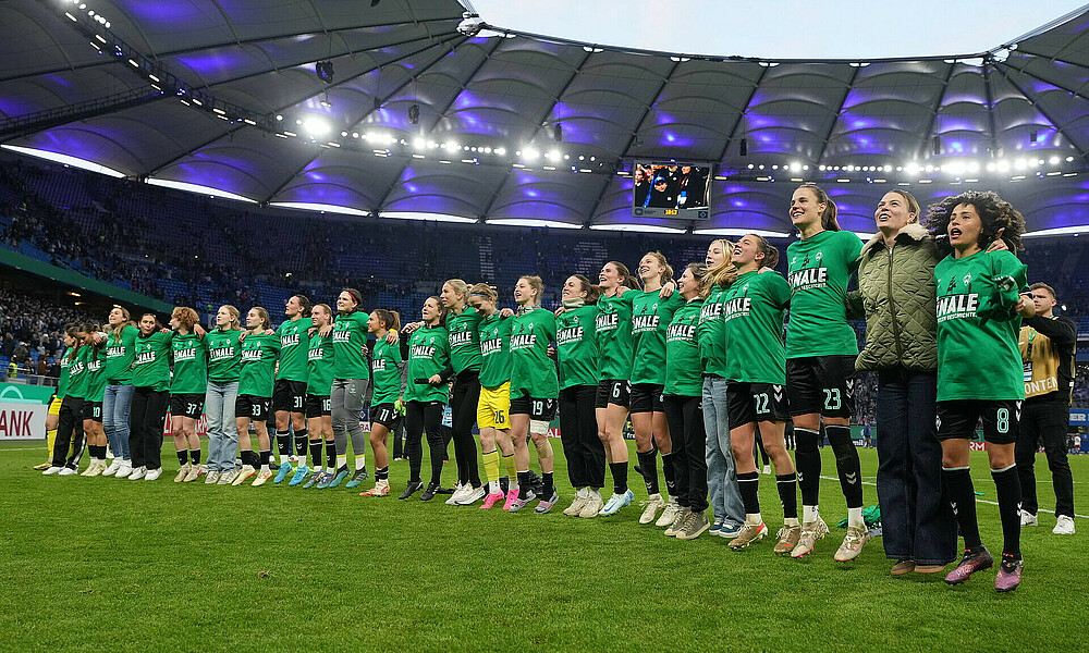 Werder-Frauen jubeln in Finalshirts vor dem Gästeblock im Volksparkstadion