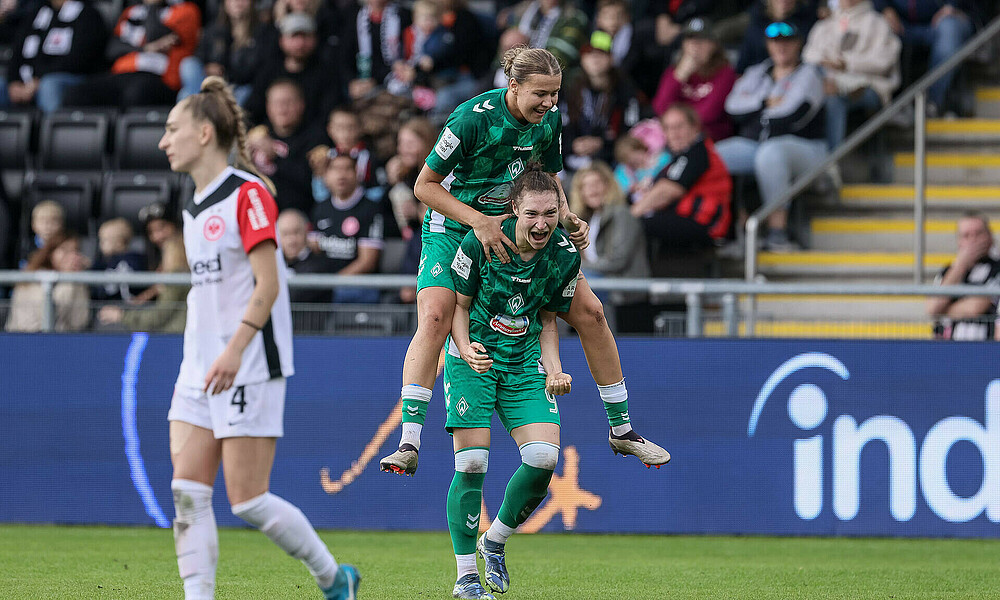Sophie Weidauer jubelt über ihren Treffer zusammen mit Larissa Mühlhaus gegen Frankfurt