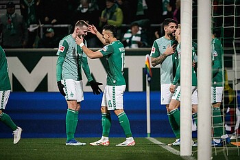 null Ducksch und Borré haben die Arme für eine Umarmung ausgebreitet.