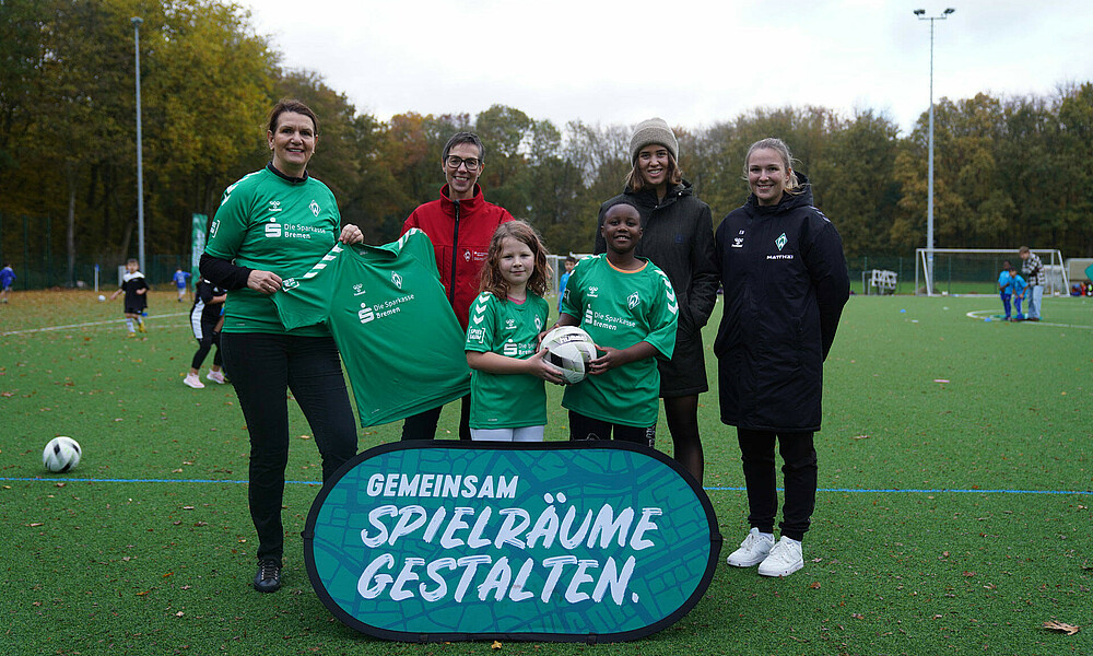 Nicola Oppermann und Anja Schulz von der Sparkasse Bremen und Charlotte Sahm sowie Emily Meier vom SV Werder Bremen.