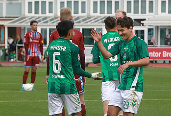 null Kein Sato klatscht mit Ricardo Schwarz ab.