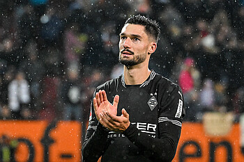 null Tim Kleindienst klatscht in die Hände im schwarzen Gladbach Trikot