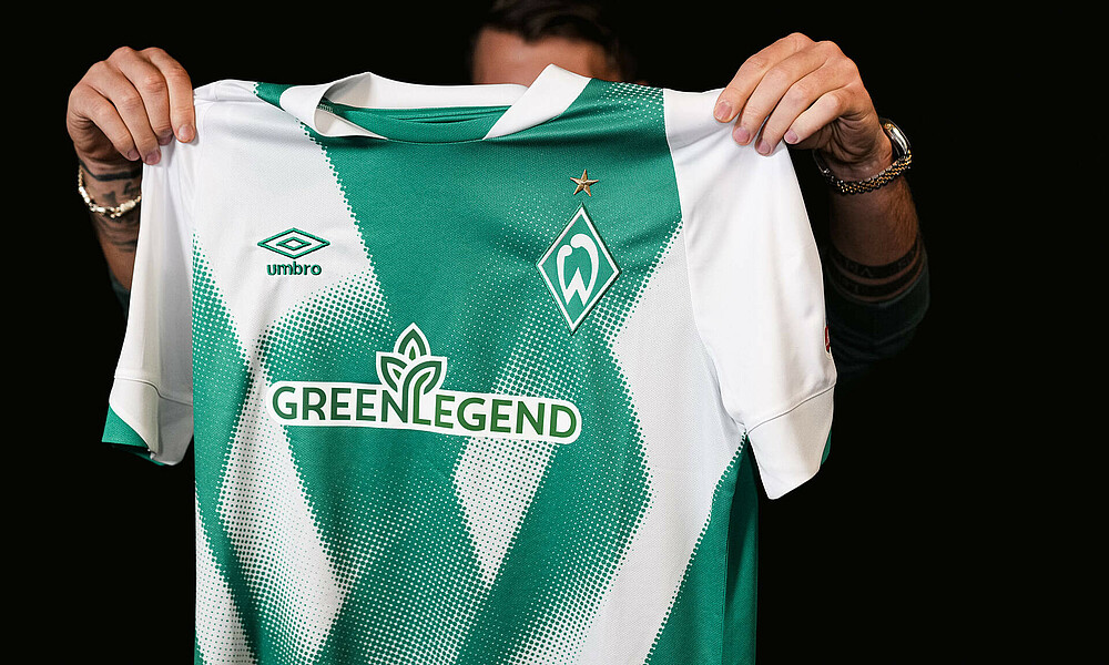 null Ein Grün-Weißes Trikot mit dem Trikotsponsor Green Legend wird hochgehalten