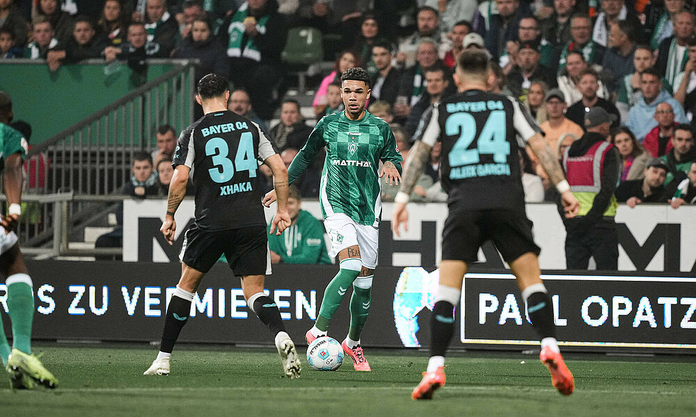 Justin Njinmah geht ins Driblling gegen Levrkusens Aleix Garcia und Granit Xhaka.