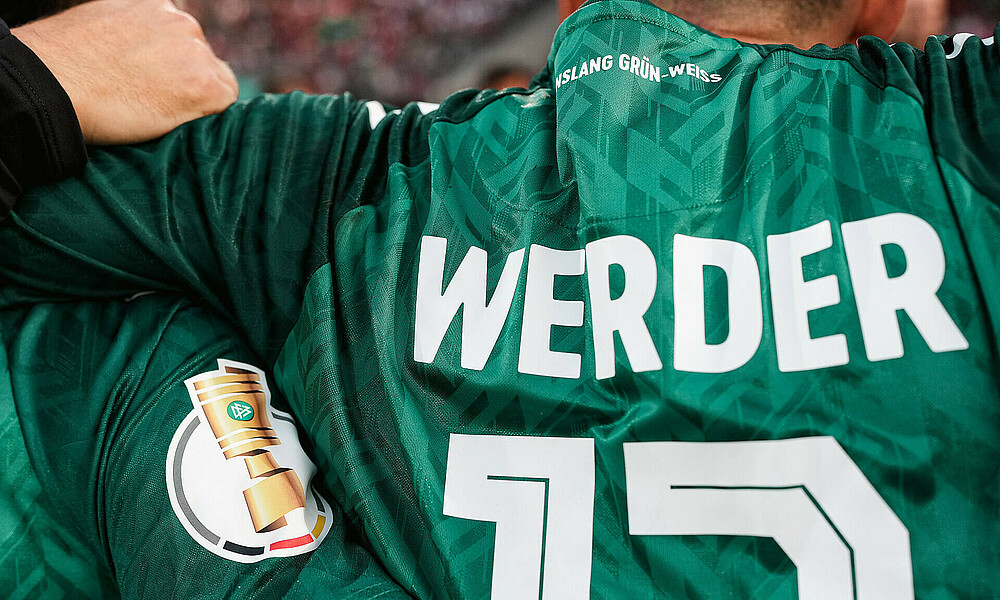 Zu erkennen sind die Trikots von zwei Werderspielern mit dem DFB-Pokal-Logo am Ärmel.