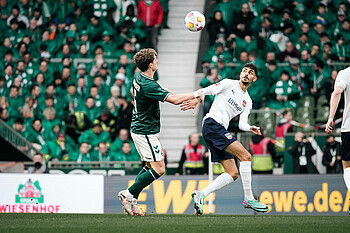 null Eren Dinkci im Zweikampf mit Jens Stage.