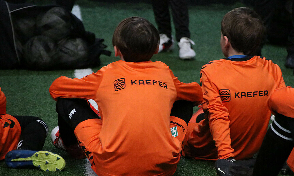 KAEFER ist neuer Partner der Werder Fußballschule (Foto: WERDER.DE).