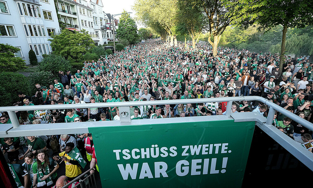 Nach dem Aufstieg ist der Osterdeich voller Fans.