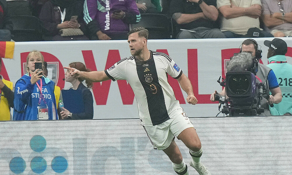 null Niclas Füllkrug jubelt im Trikot der deutschen Nationalmannschaft.