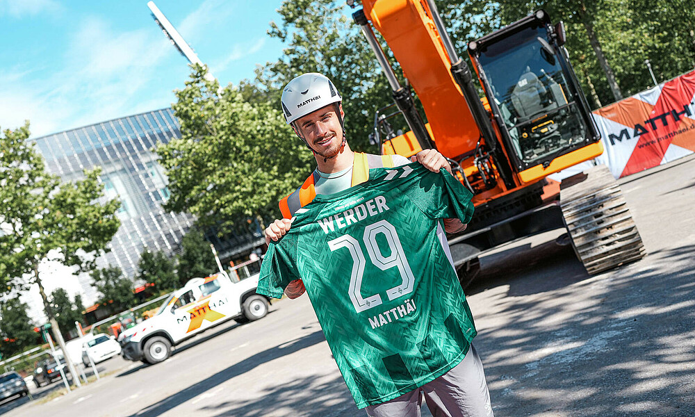 Marco Friedl hält das neue Heimtrikot in der Hand. 