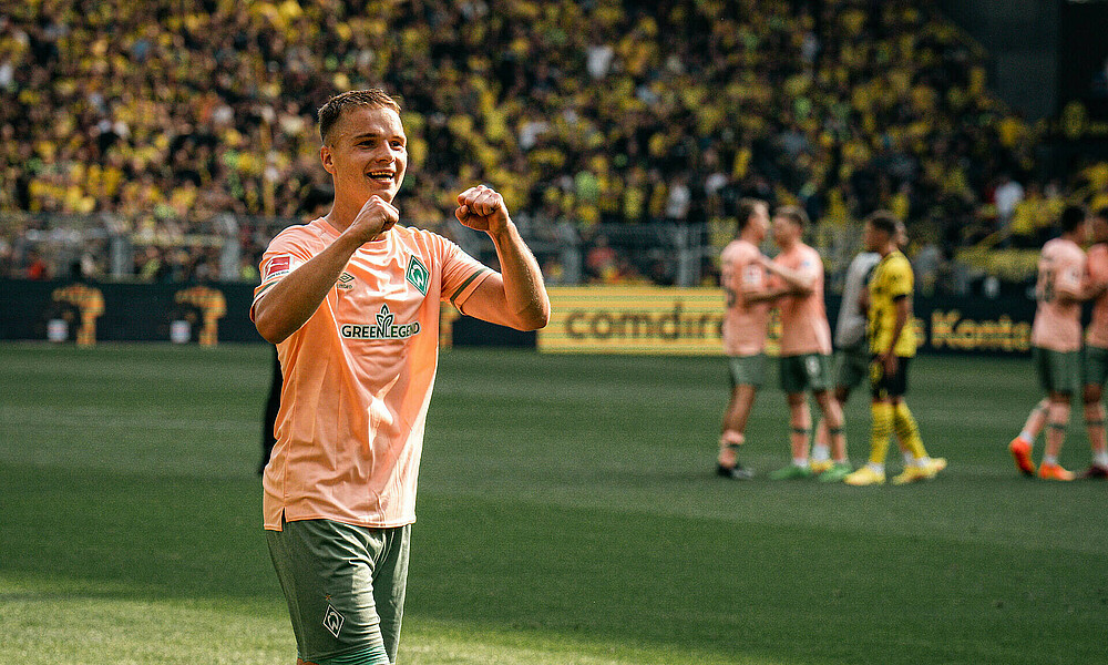 Niklas Schmidt jubelt vor dem Gästeblock in Dortmund. 