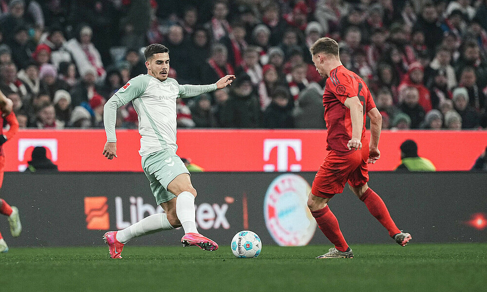 Silva im Werder Auswärtstrikot im Zweikampf gegen Bayern München.