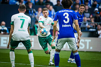 Mitchell Weiser ist am Ball gegen den FC Schalke 04 in der Veltins-Arena.