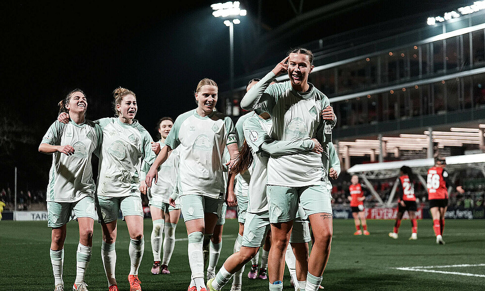 Torschützin Larissa Mühlhaus lässt sich beim Pokalspiel in Leverkusen für ihren Treffer von ihren Mitspielerinnen feiern