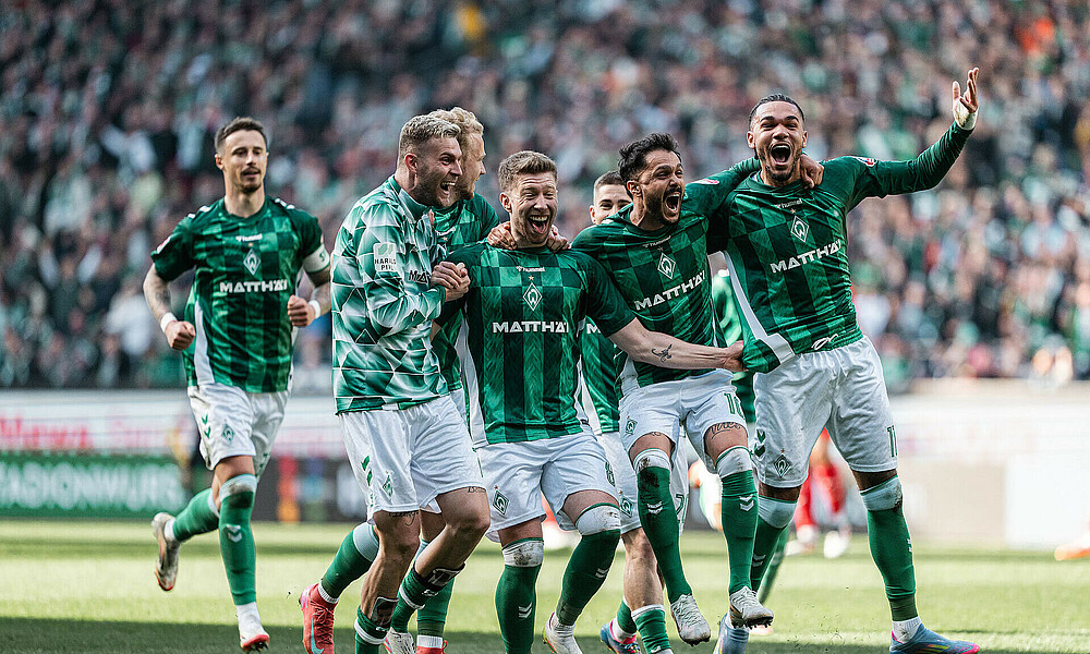 Werder-Spieler jubeln mit Torschützen Mitchell Weiser nach dem Treffer zum 1:0 gegen den VfL Bochum. 