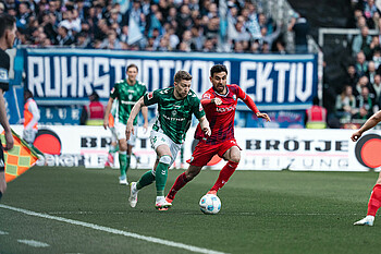 Mitchell Weiser am Ball gegen den VfL Bochum. 