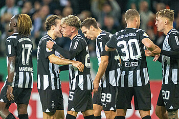 null Die Gladbacher Spieler bejubeln einen Treffer.