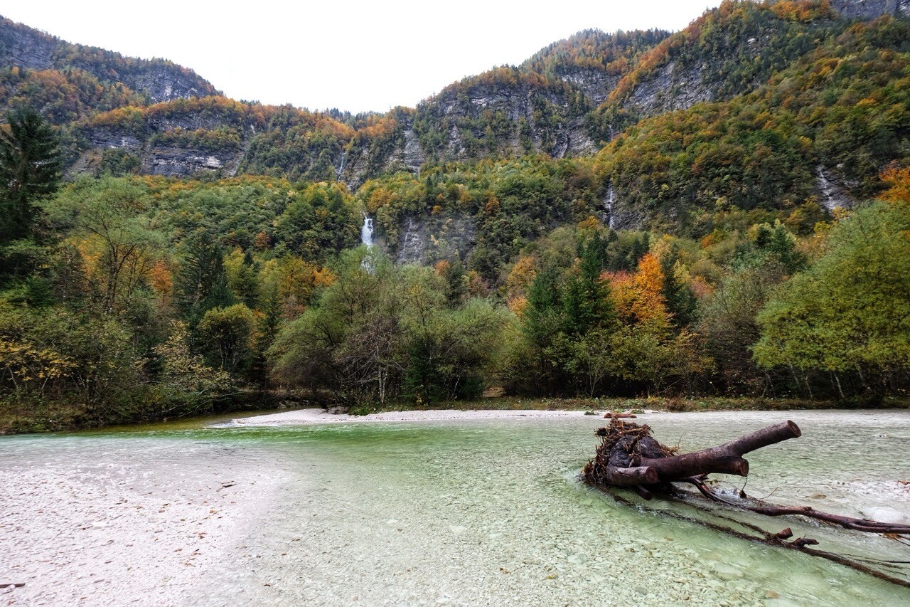 Fontanone di Goriuda: despite the cloudy weather, the colors of fall and of the waterways in these areas blend together, giving rise to a surreal palette. 