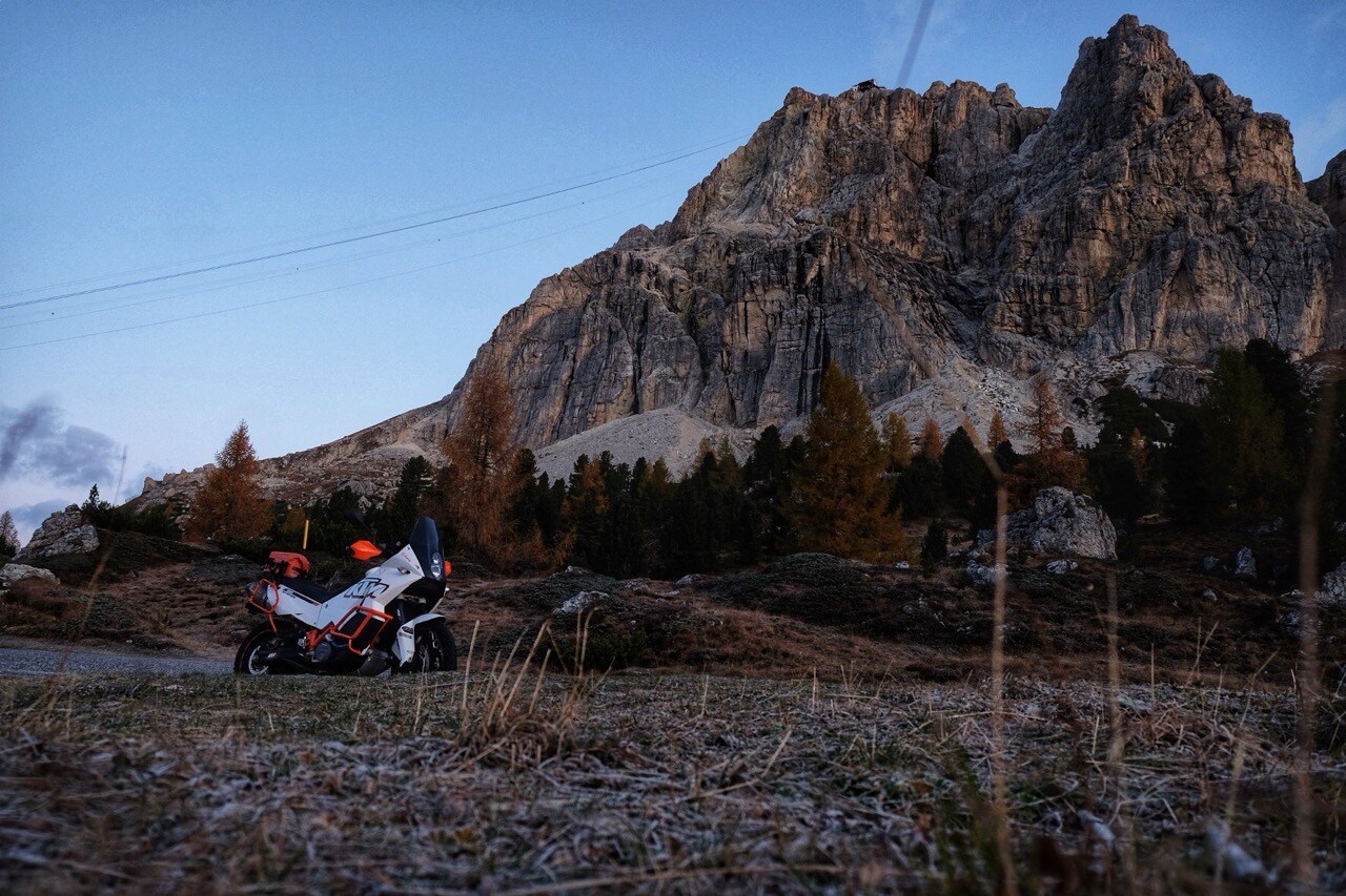 The frozen ground and the cable car that leads to the top of Lagazuoi frame the road that leads to Cortina d’Ampezzo. 