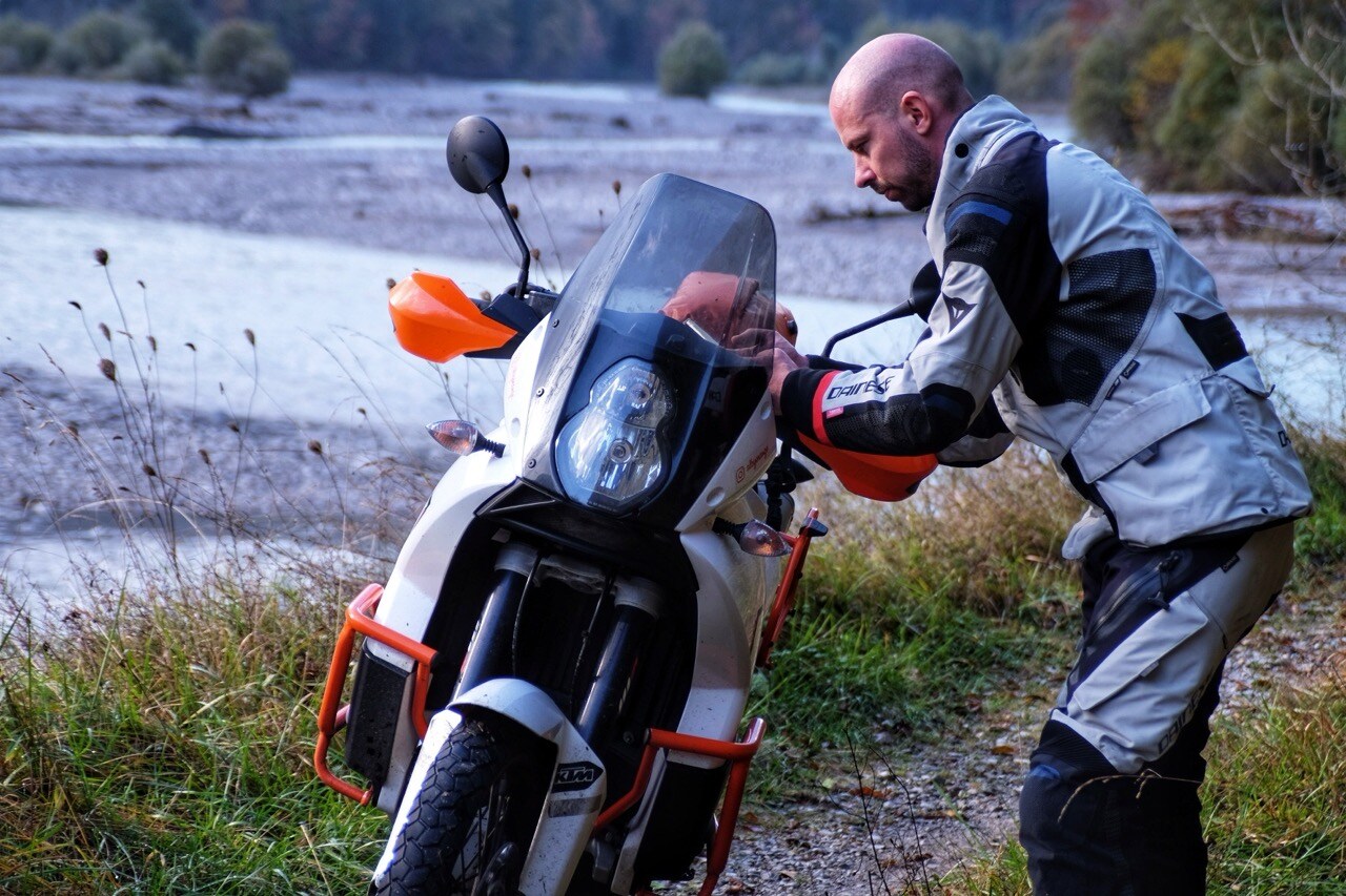 The Tagliamento area offers various off-road possibilities, but they aren’t always suitable for twin-cylinder motorcycles, and sometimes have a ban on transit. It’s always best to check with up-to-date maps. 