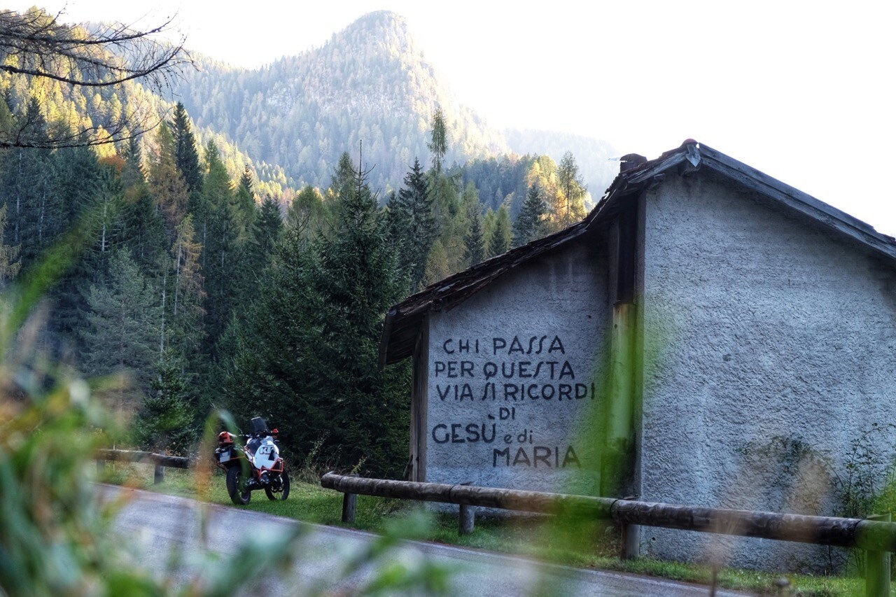 The landscape in Cadore is dominated by forests and it’s not uncommon to encounter uninhabited buildings. In this case, they’re used to ask passers-by to pray. 