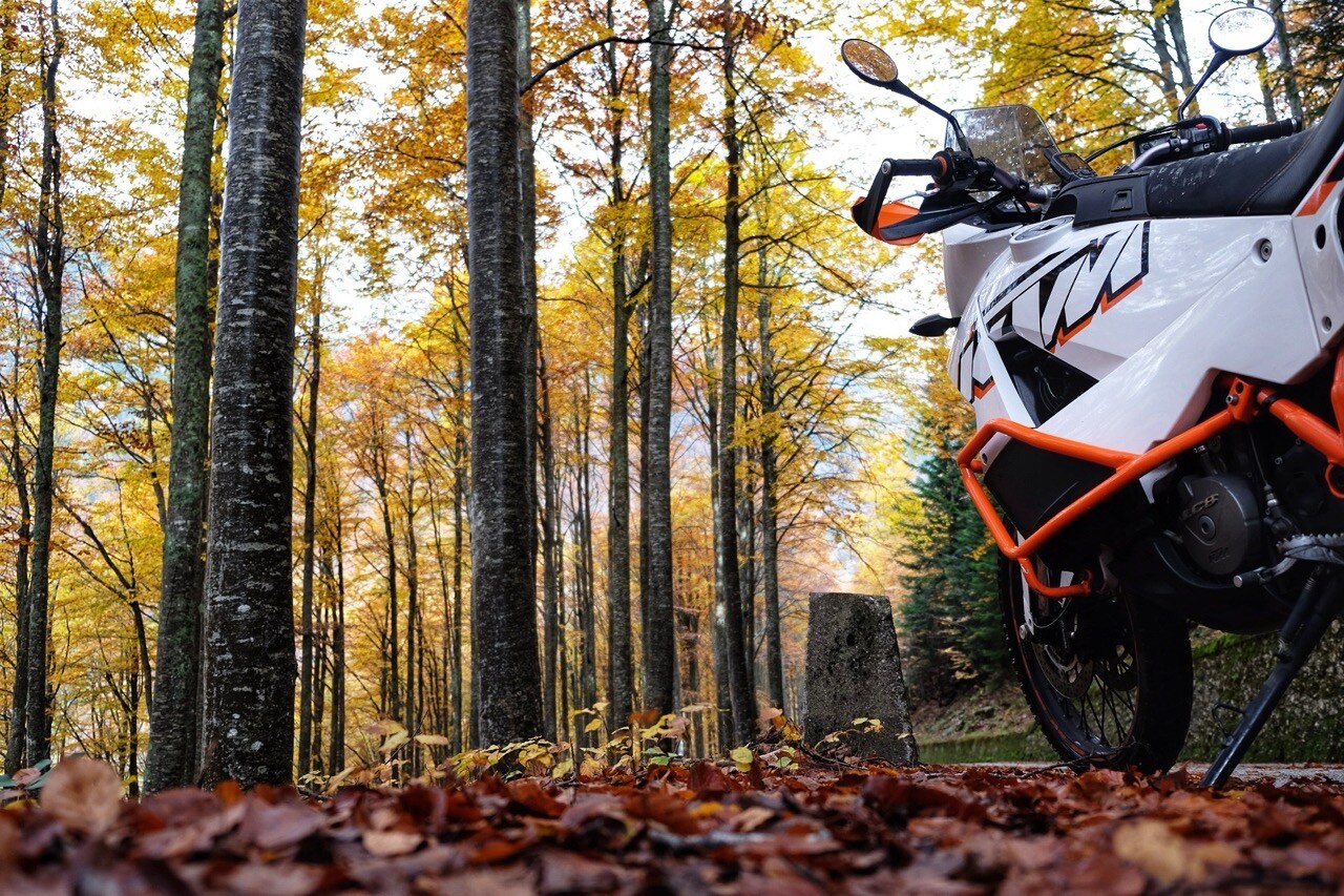 The colors of dawn tinge the Valparola Pass. The pink and blue sky and the clouds crown the highest peaks, already whitened with snow. 