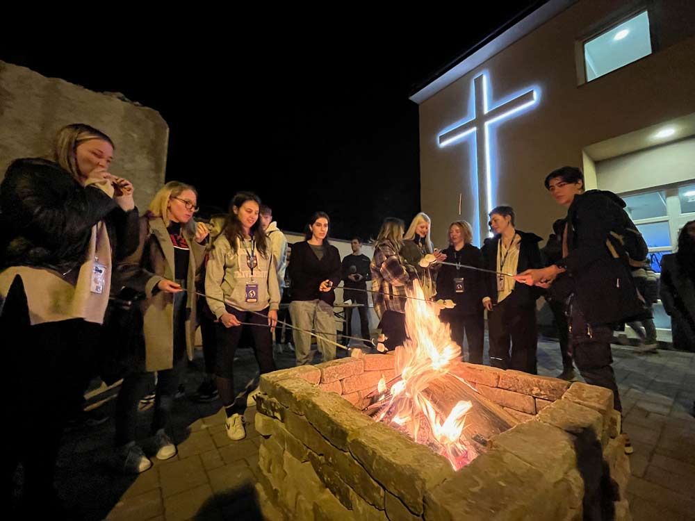 Enjoying an American favorite: roasting smores