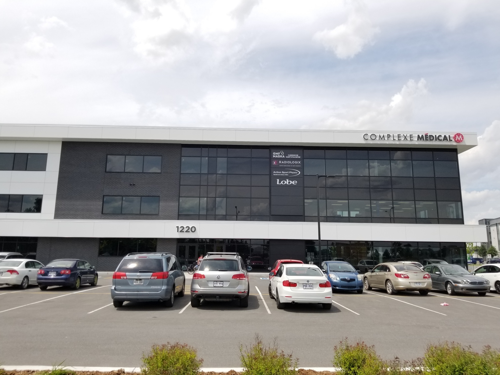 Picture of the Saint-Hyacinthe Action Sport Physiotherapy Clinic. You can book online or call us at 579 480-0223. We offer physiotherapy, kinesiology, osteopathy and many more professional services.