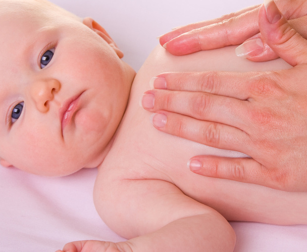 Un bébé recevant des soins en ostéopathie pédiatrique