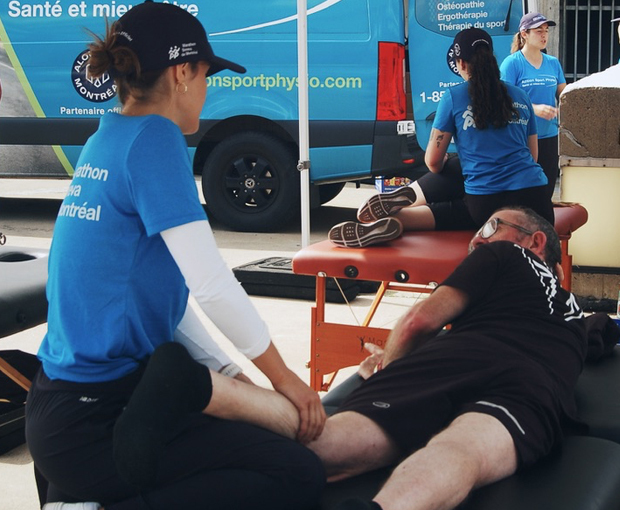 Thérapeute traitant le genou d'un coureur