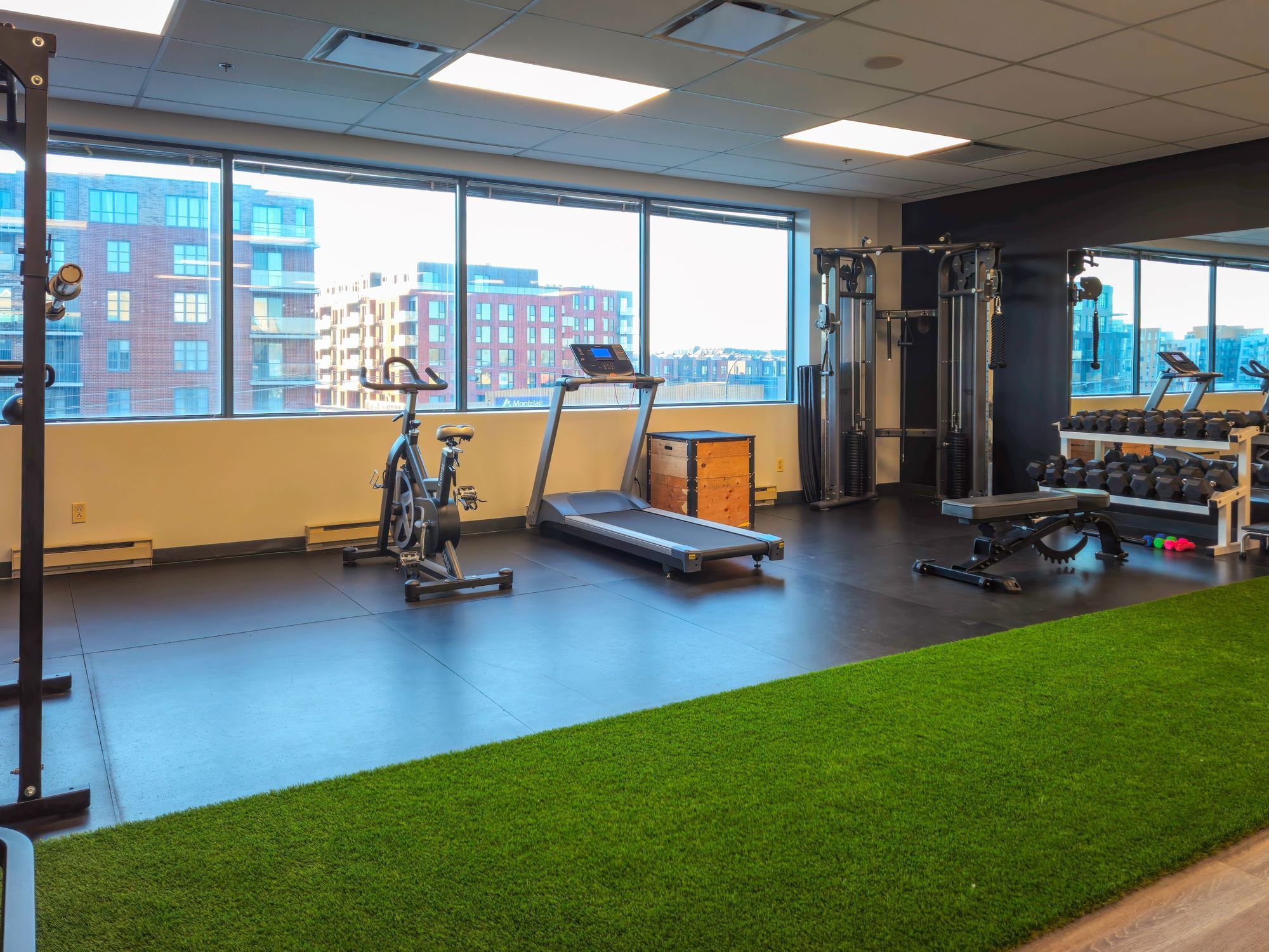 Photo de la clinique de physiothérapie Action Sport Physio située à Bois-Franc. Vous pouvez réserver en ligne ou nous appeler au 514 375-0750. Nous offrons de la physiothérapie, kinésiologie, ostéopathie et bien plus.