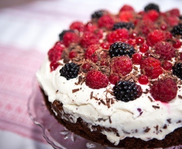 Photo d'un gâteau avec glaçage et framboises