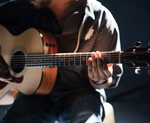 Musicien jouant de la guitare